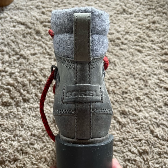 Women’s size 6 Sorel snow boots. Near new. Worn 3 times. - Picture 4 of 7